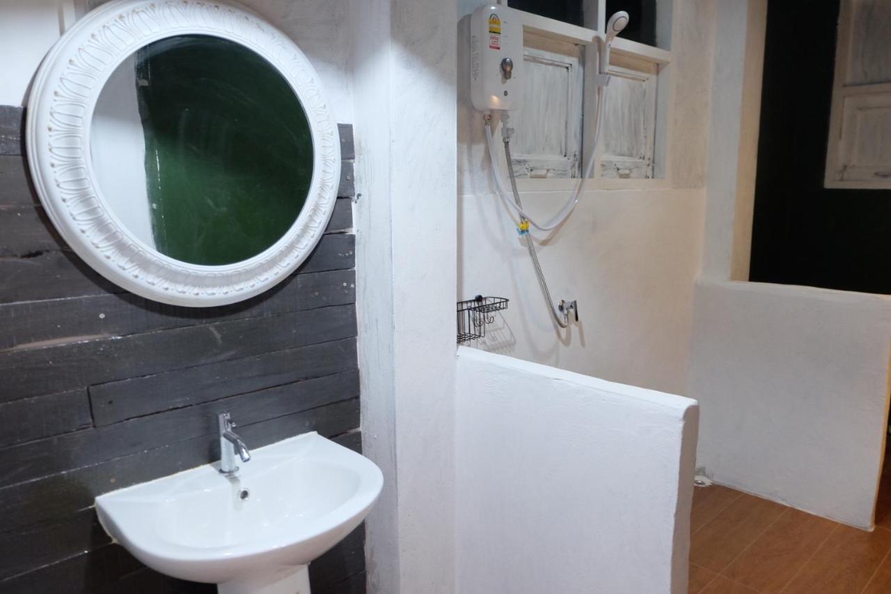 Florentino Hostel ラヨーン エクステリア 写真